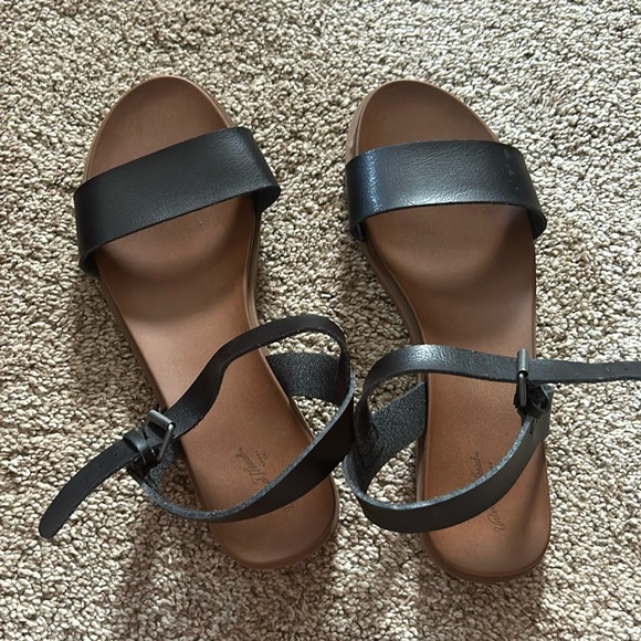 basic black sandals - Picture 1 of 4